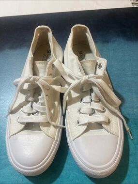 No Boundaries Women's Cream Canvas Lace-Up Sneakers